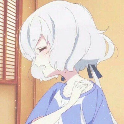 小学生为绿化带石墩贴上反光条